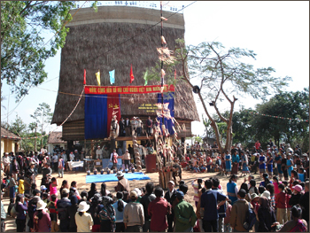 ຄະນະກຳມະການສູນກາງແນວໂຮມປະເທດຊາດຫວຽດນາມ ພົບປະກັບຜູ້ແທນ ແຂວງເທື່ອທຽນເຫ໋ວ